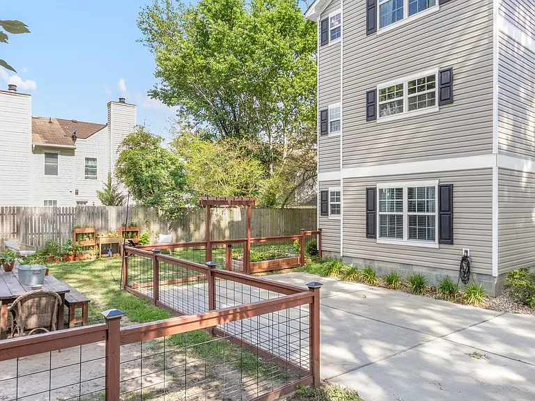 1545 Ocean Garden St — Photo 24