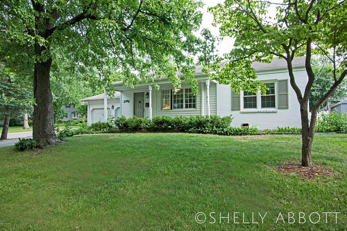 2742 Richards Dr SE photo 1