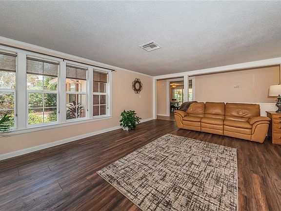 5th image of 1601 Avoca Dr