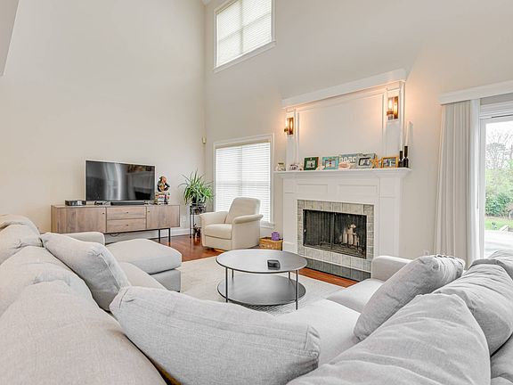 5th image of 105 McGregor Dr