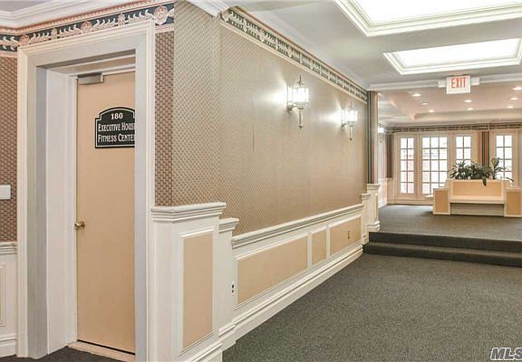 Lobby w Gym Entrance