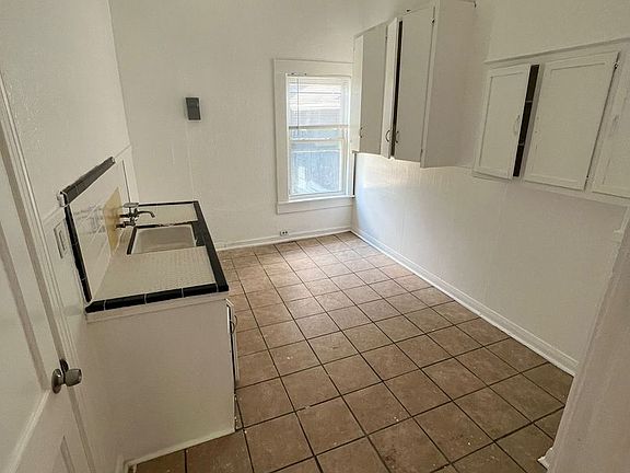 3rd image of 1142 Lyle St #2