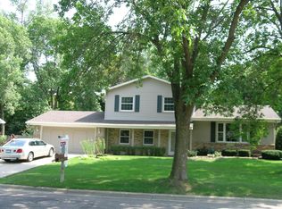 2554 Cohansey St, Roseville, MN 55113