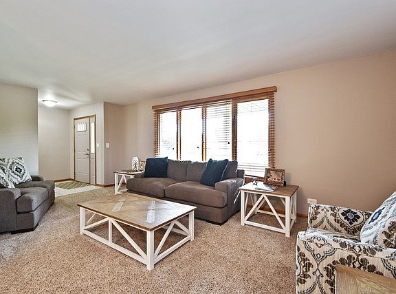 3rd image of 795 Churchill Dr