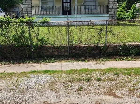 820 S Hardy Ave, Independence, MO 64053