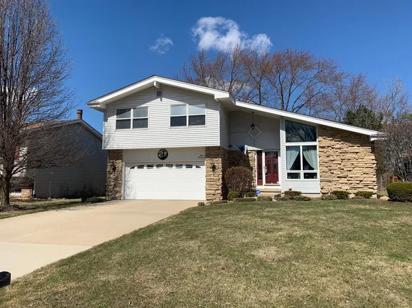 413 Brittany Ln, Lindenhurst, IL 60046