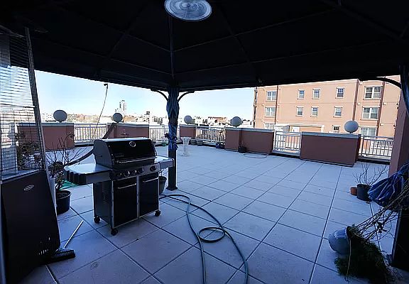 3rd image of 50 Oceana Dr W APT 6C