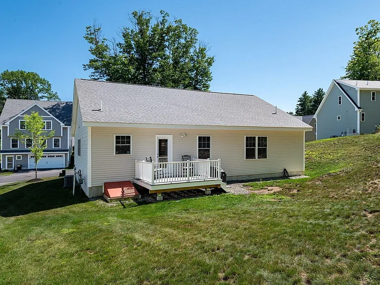 30 Copley Dr — Photo 3