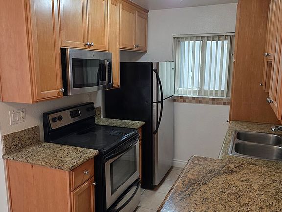 5th image of 615 9th St Unit 5