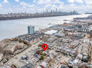 17 Garden Pl, Edgewater, NJ 07020