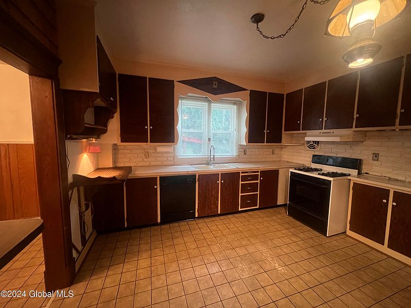 5th image of 34 Woodward Avenue