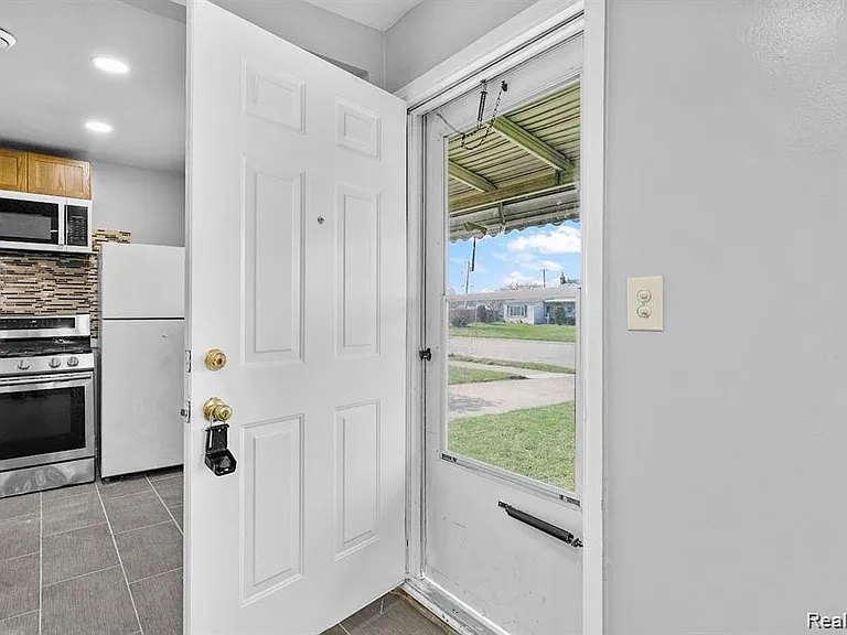 2552 Emogene St — Photo 24