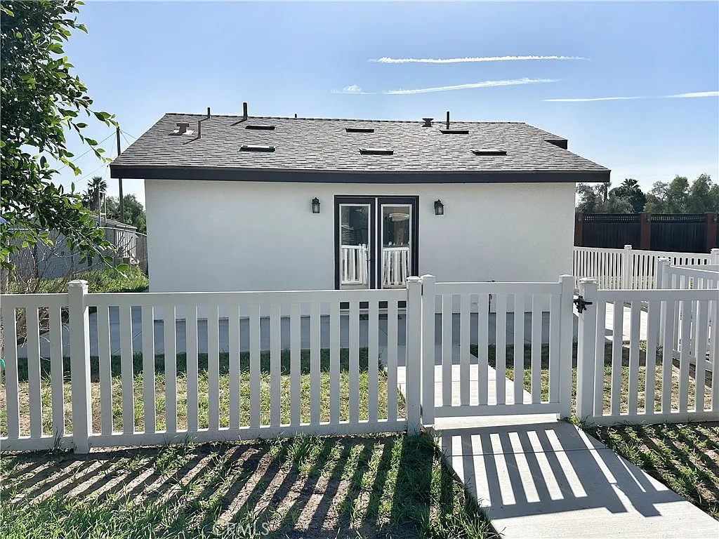 2 bed, 749 sqft, $2,400 — Photo 2