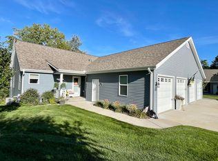 320 Creekside Ct, Watertown, WI 53098