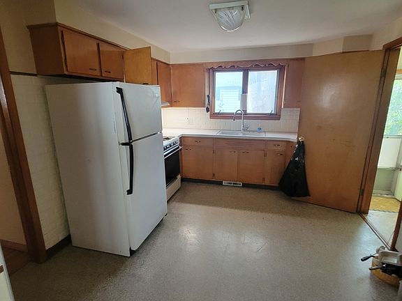 5th image of 107 Hawthorne Ave