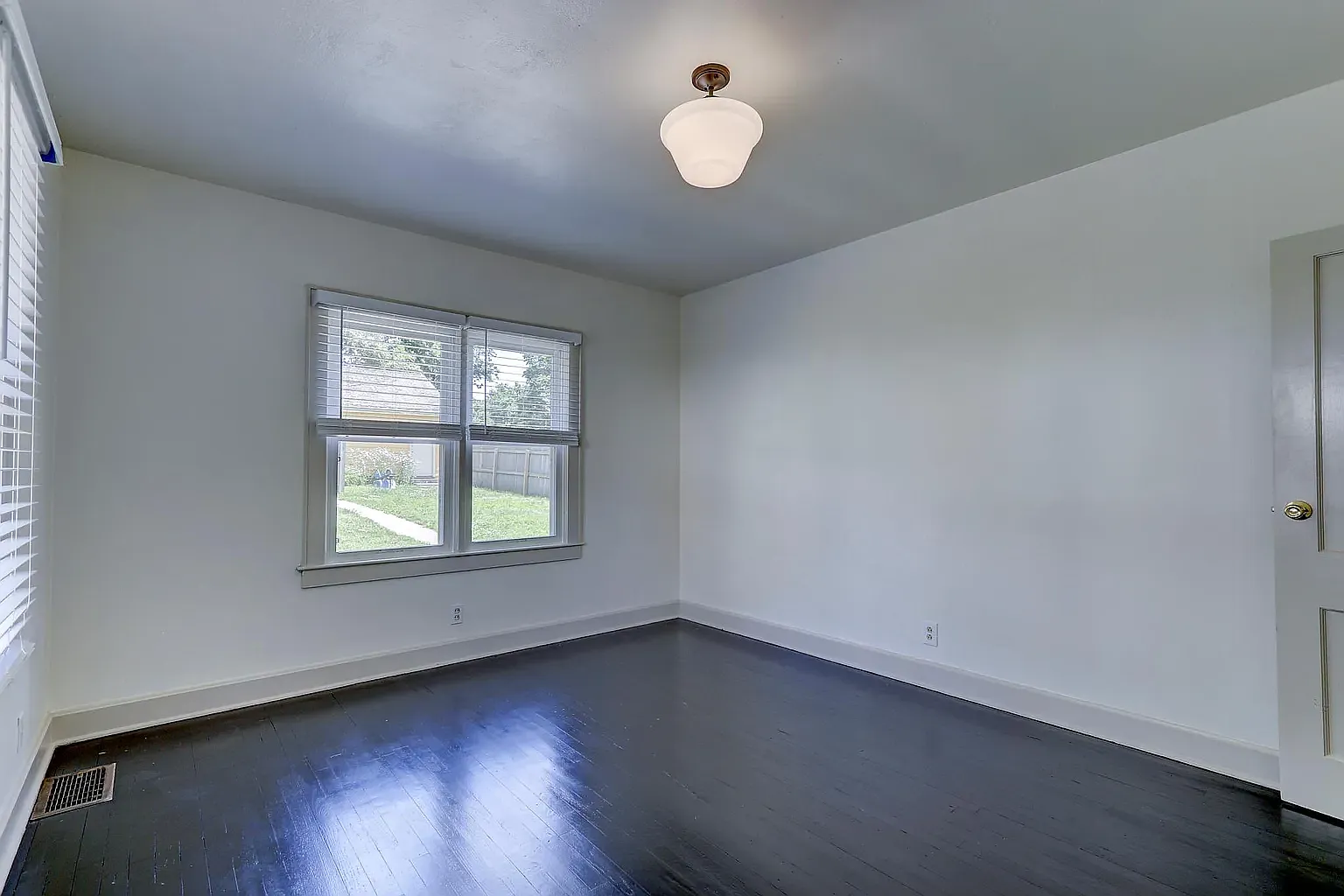 3 bed, 1.5 bath, 1114 sqft, $1,525 — Photo 4