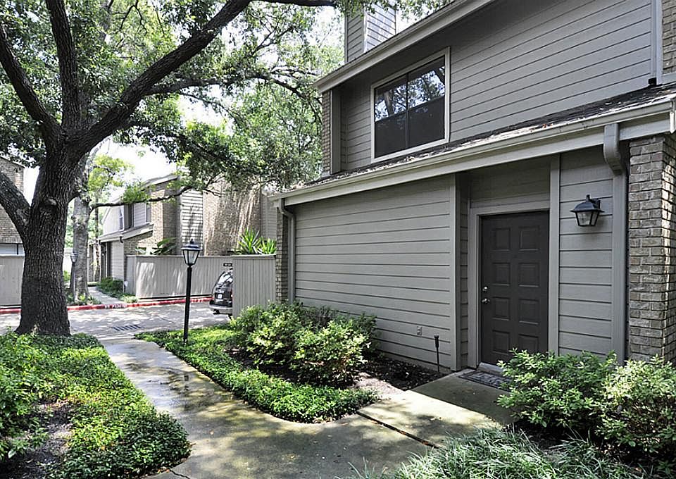 You will love this two story townhouse in Oaks of Augusta.