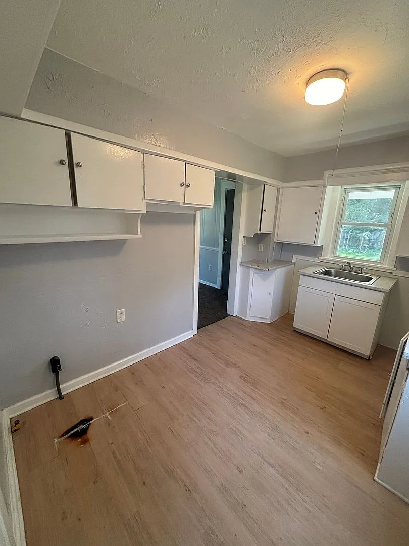 3bd Single Section 8/Cash Pay — Photo 2