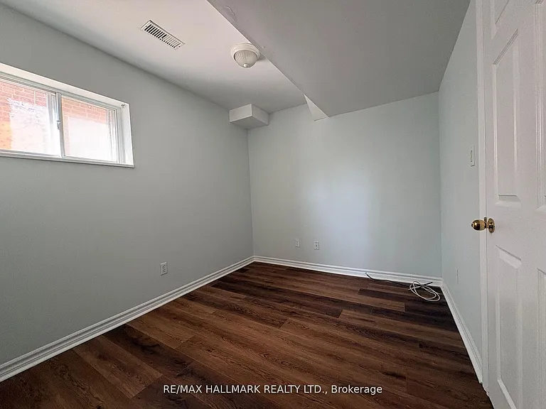 70 Eileen Ave #LOWER — Photo 17