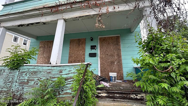 2nd image of 913 Francis Avenue