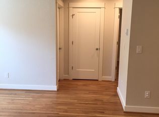 Remodel Spacious Living-Nook-Private Porch-Hardwoods, Quartz Stainless-Tile-WD-DW-Pets-Parking-By..., Portland, OR 97203