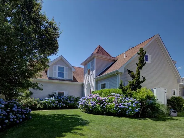 34 Wimbledon Cir, Portsmouth, RI 02871