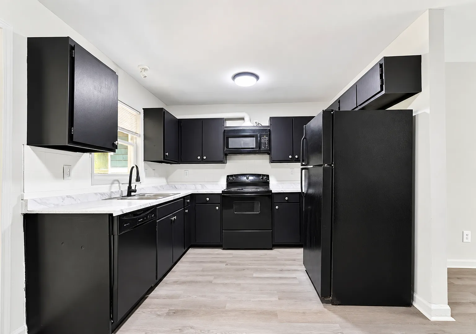 843 Garden Walk — Photo 3