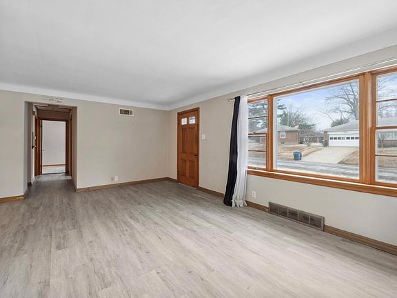 4th image of 6 Sandringham Ln