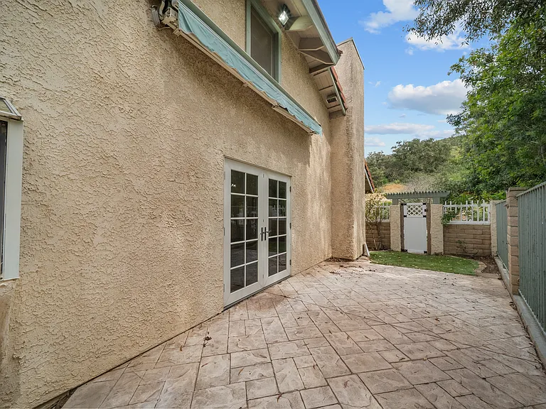 561 Walter Ave — Photo 32