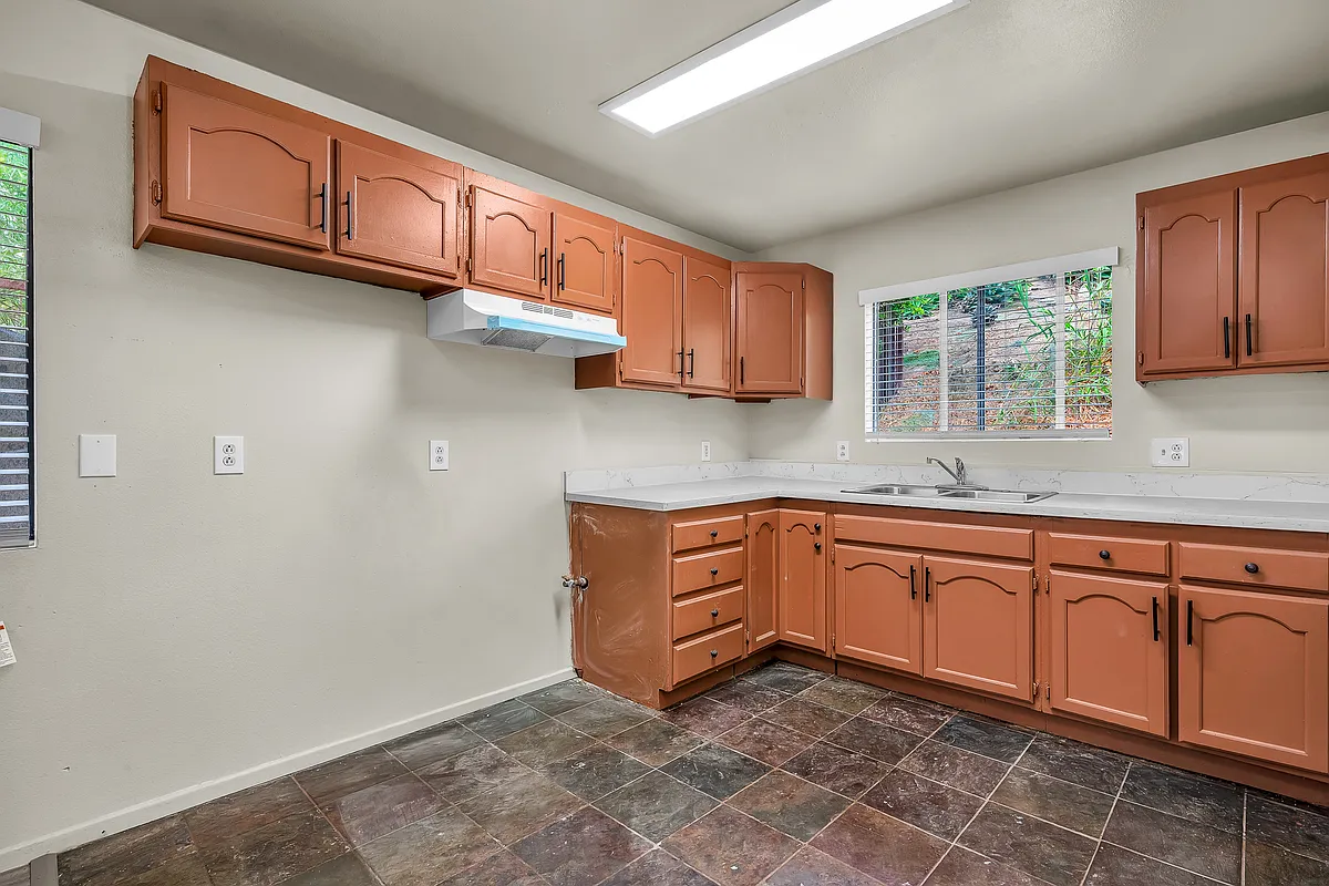 Building Photo - 5243 Huntington Dr N #5