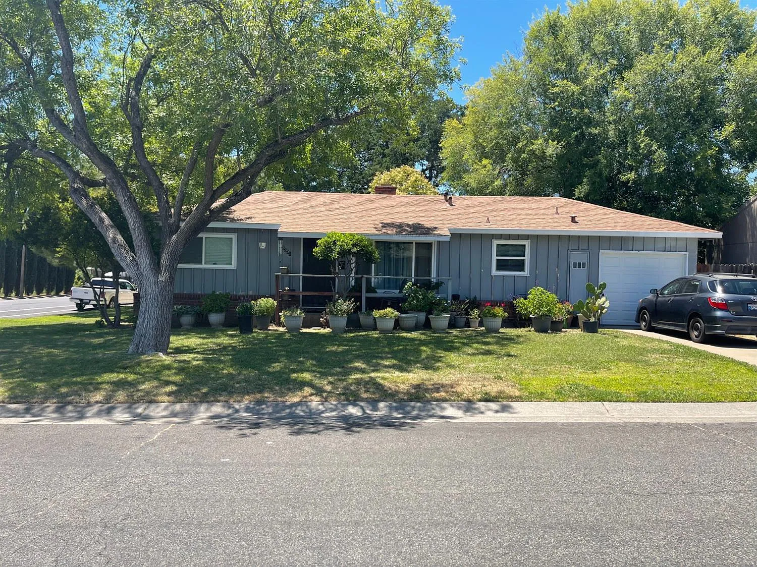 2347 Edison Ave photo 1