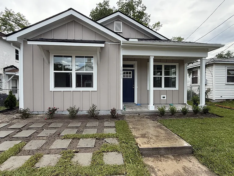 1003 Castle St — Photo 1