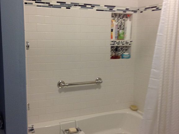 Large tub in masterbathroom