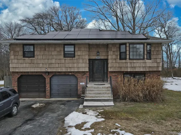 205 Connetquot Road, Oakdale, NY 11769