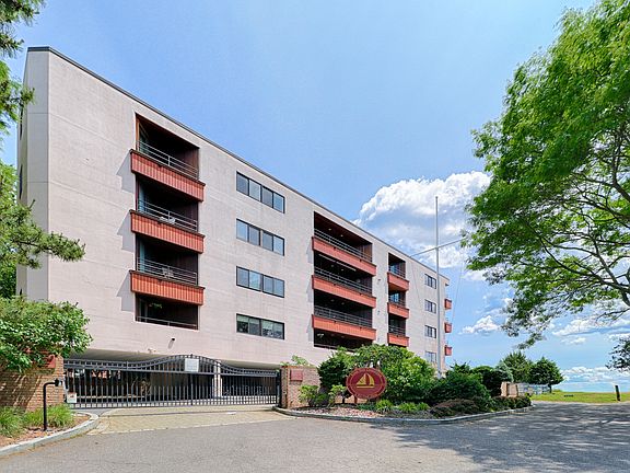 10 Pine Creek Avenue