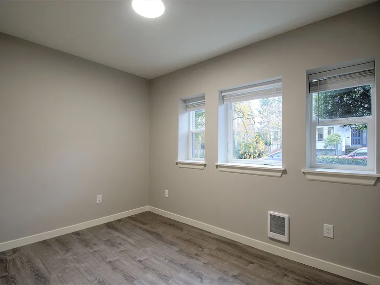 1608 E Republican St — Photo 10