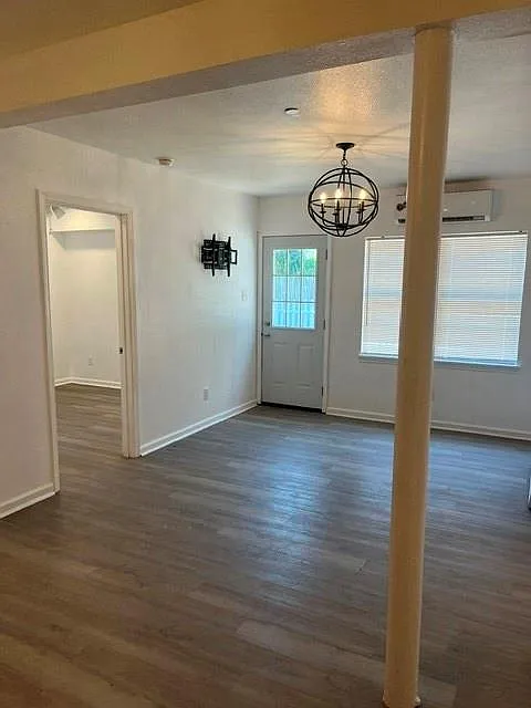 3 bed, 1.0 bath, 800 sqft, $1,500 — Photo 3