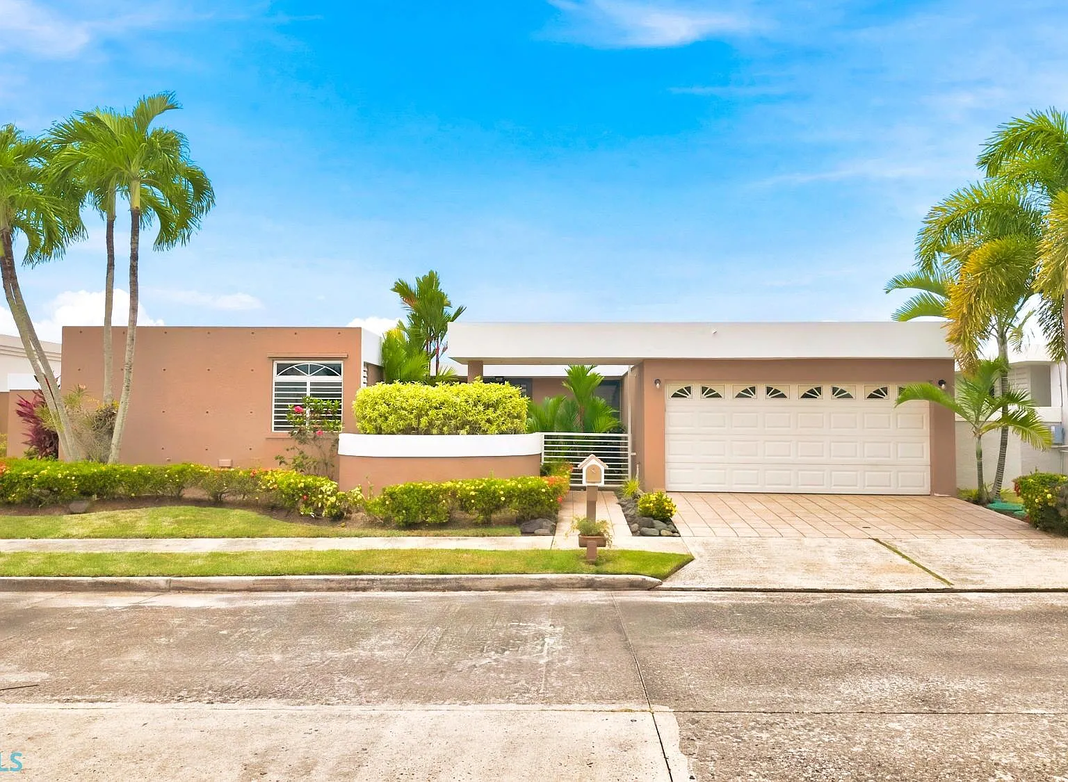 4 bed, 3.5 bath, 1660 sqft, $2,800 — Photo 2