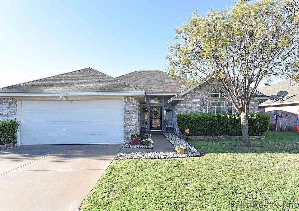 Wonderfully maintained front yard/last home on the street