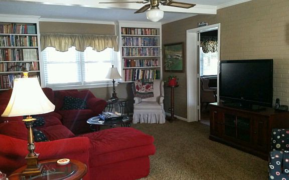 4th image of 705 E Lane Dr