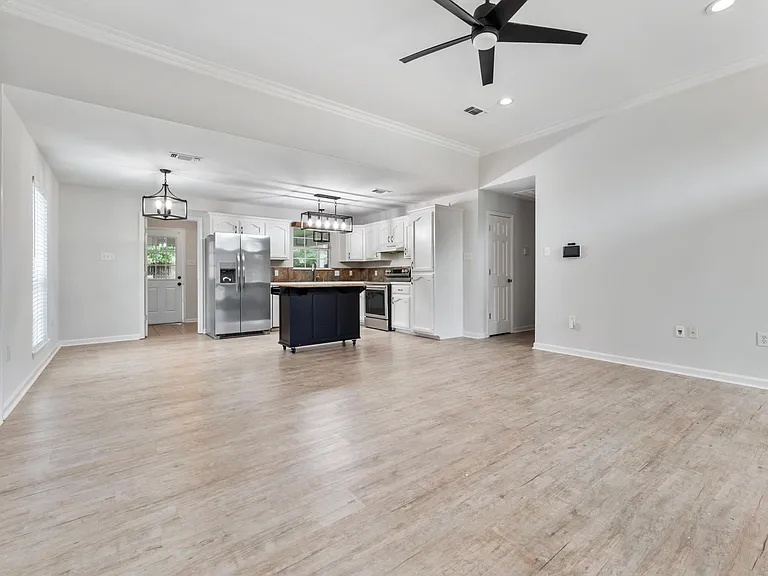 14223 Parkview Dr — Photo 2