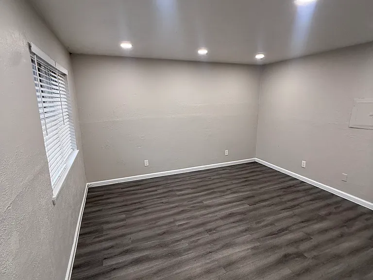 2752 E Ledbetter Dr #1 — Photo 9