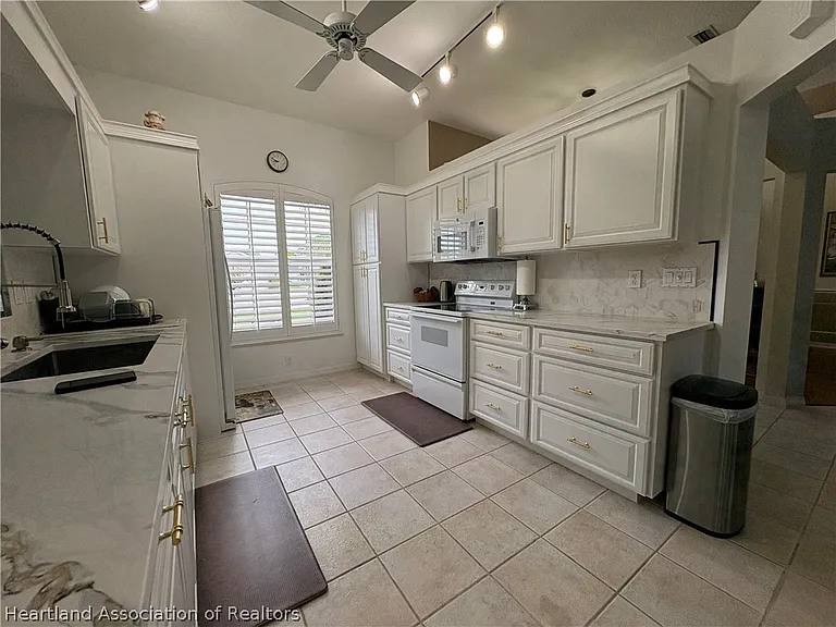 407 Maravilla Ave — Photo 8
