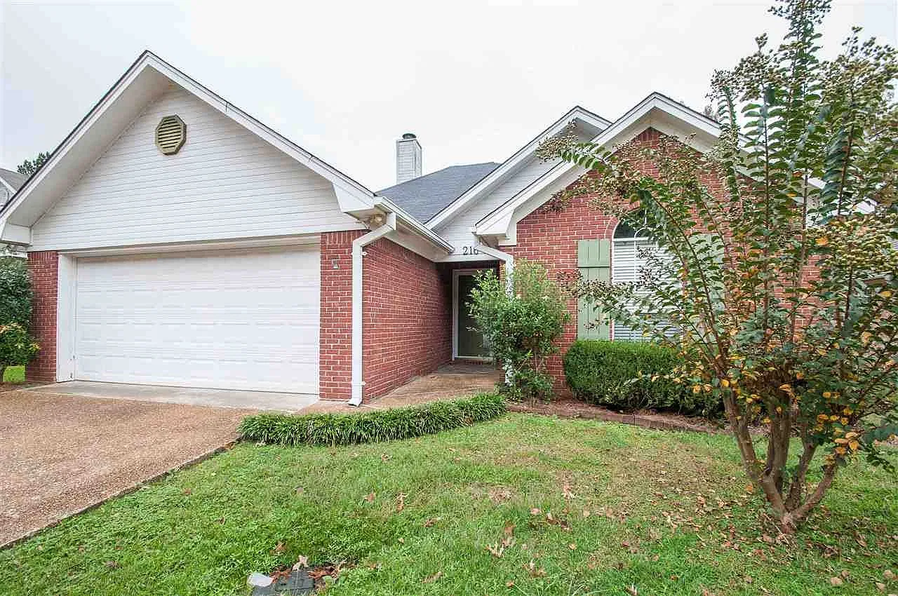 3 bed, 1328 sqft, $1,900 — Photo 1