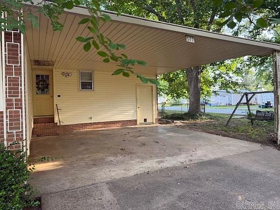 4th image of 611 W Main St