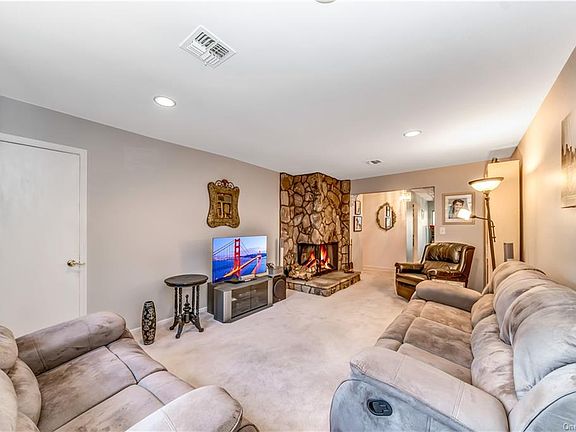 5th image of 44 Milford Ln #4D