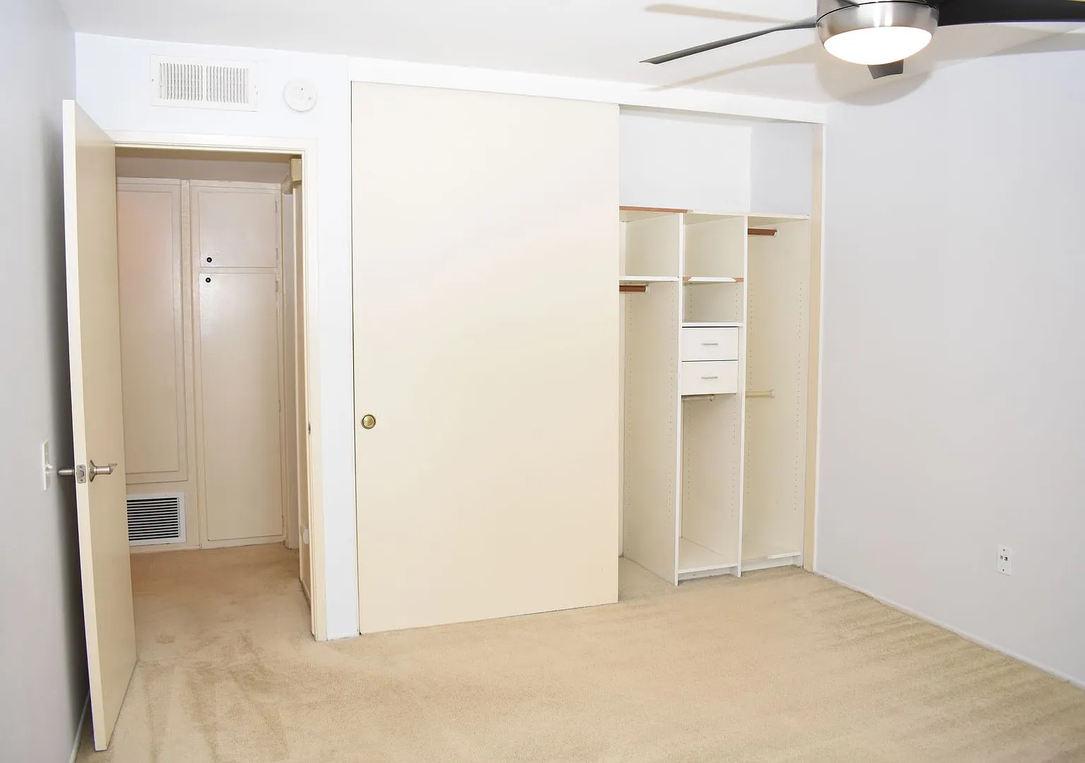 1 Bed 1 Bath Apartment in 92108 with Community Pool — Photo 4