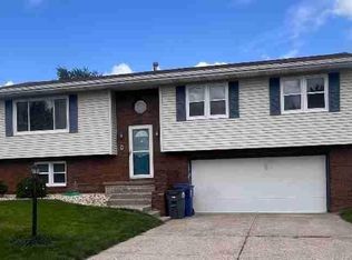 3751 Tam O Shanter Dr, Bettendorf, IA 52722