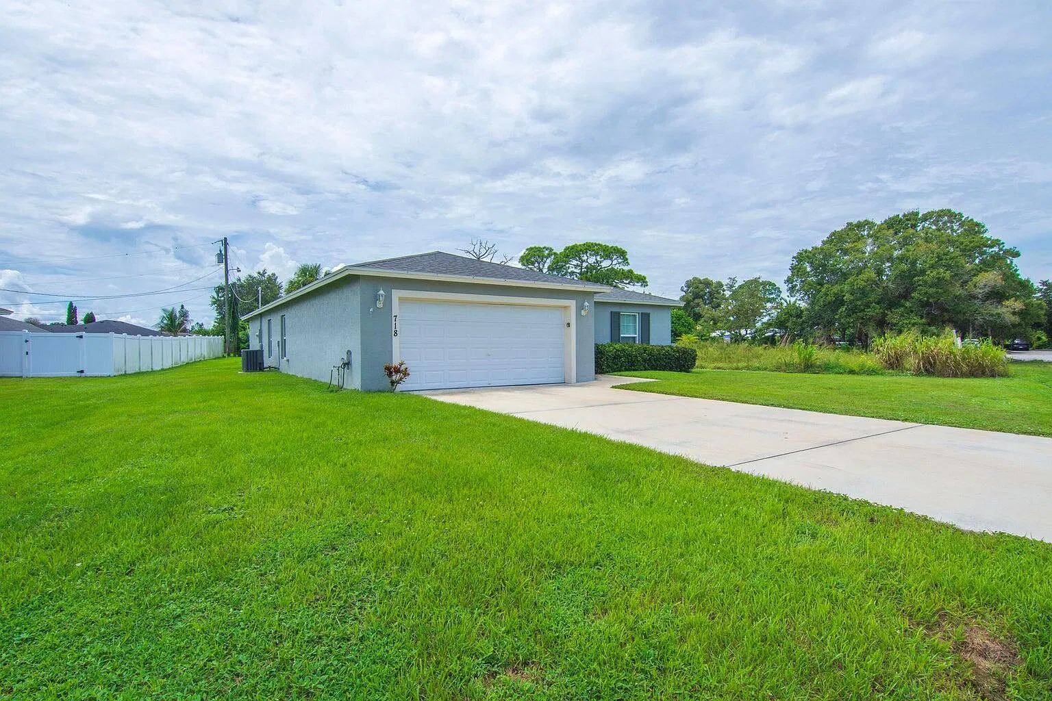 4 bed, 2.0 bath, 1833 sqft, $2,600 — Photo 2