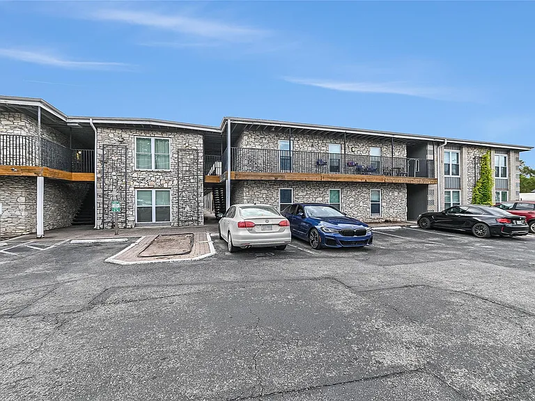 2401 Manor Rd #131 — Photo 4